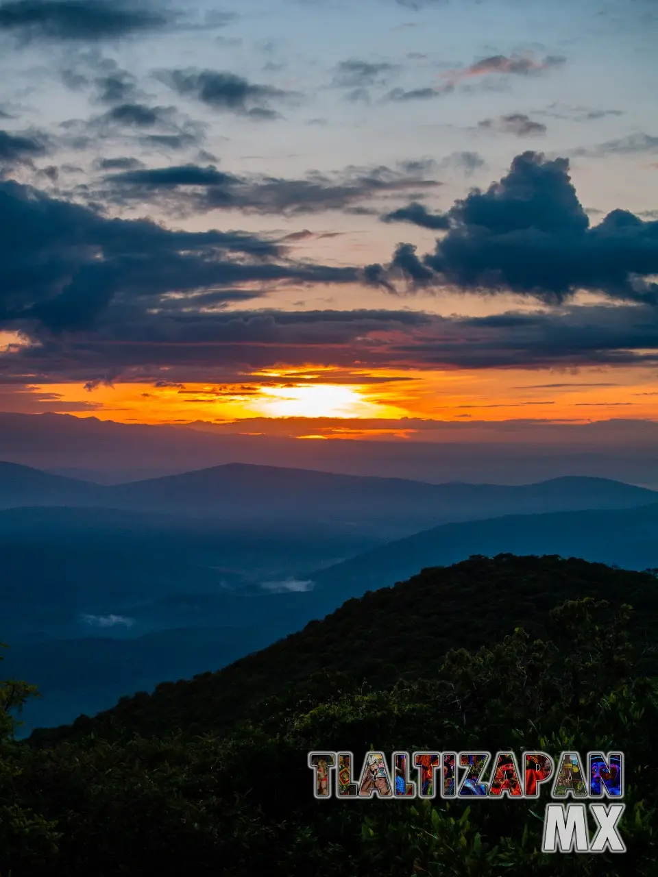 El sol del amanecer en la alto del cerro Santa María.