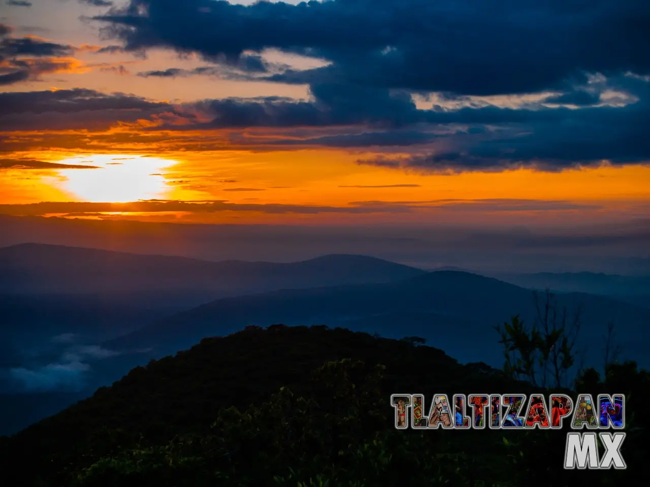 Nublado amanecer entre los cerros de la zona sur de Morelos.