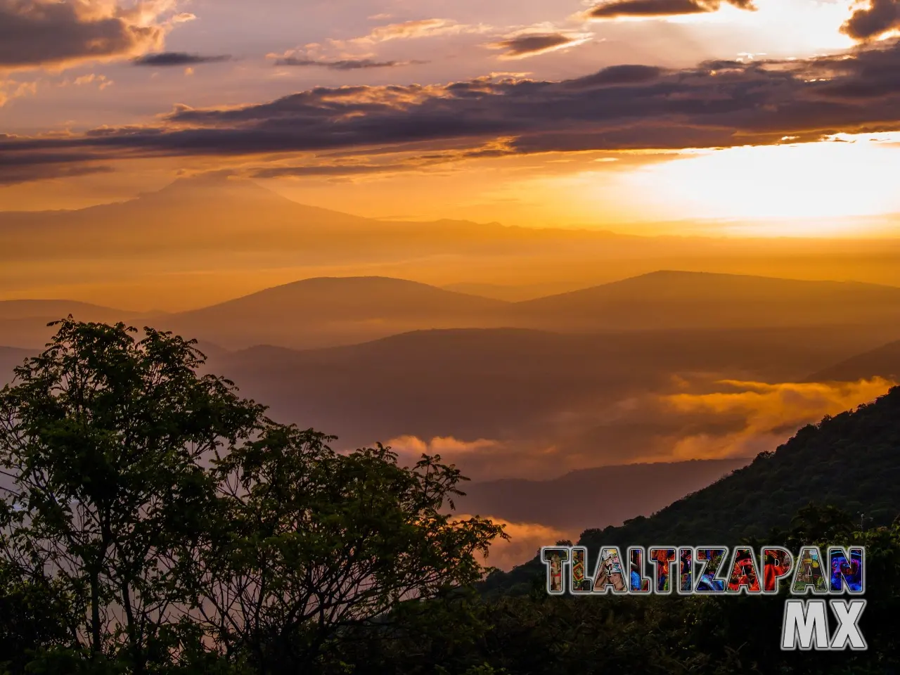 Hermoso amanecer visto desde el cerro Santa María de Tlaltizapán, Morelos