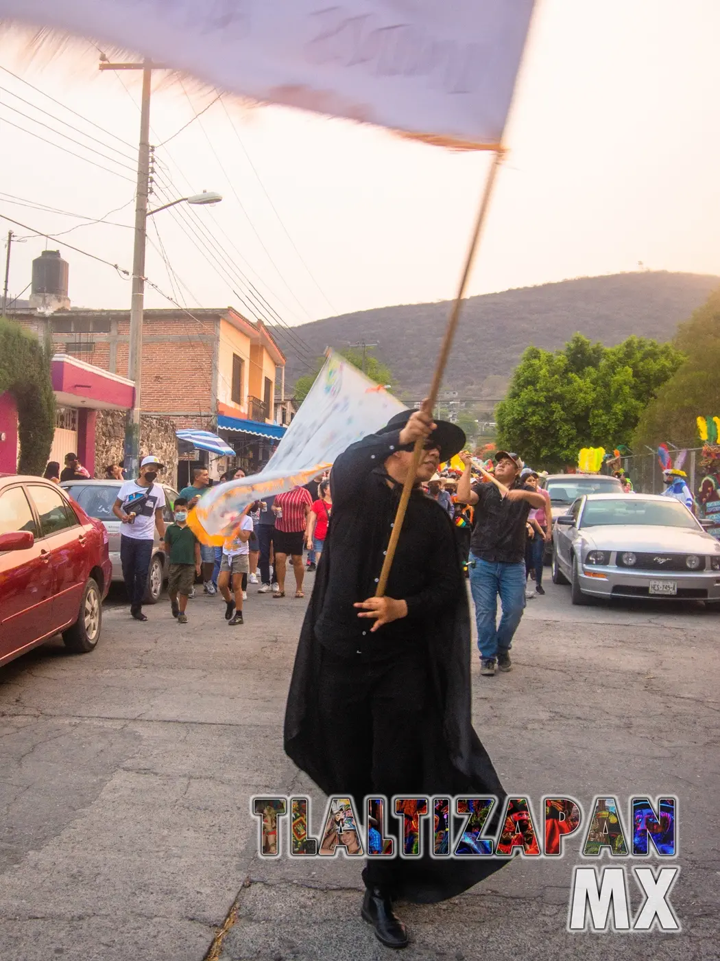 El Zorro Escarlata carnavalero con bandera.