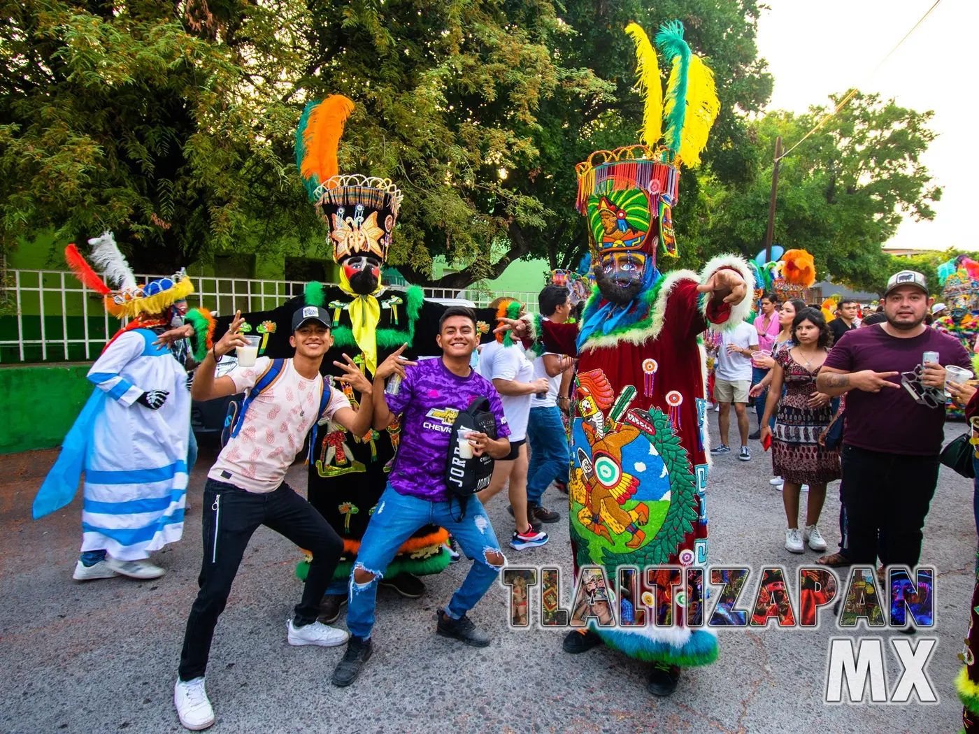 Amigos y chinelos en el Carnaval de Alejandra