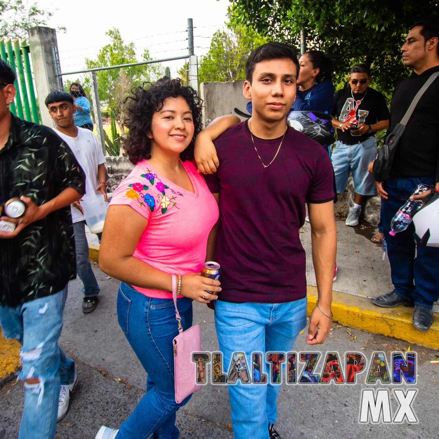 Amigos pasando un día de divertido ambiente con la mejor actitud carnavalera