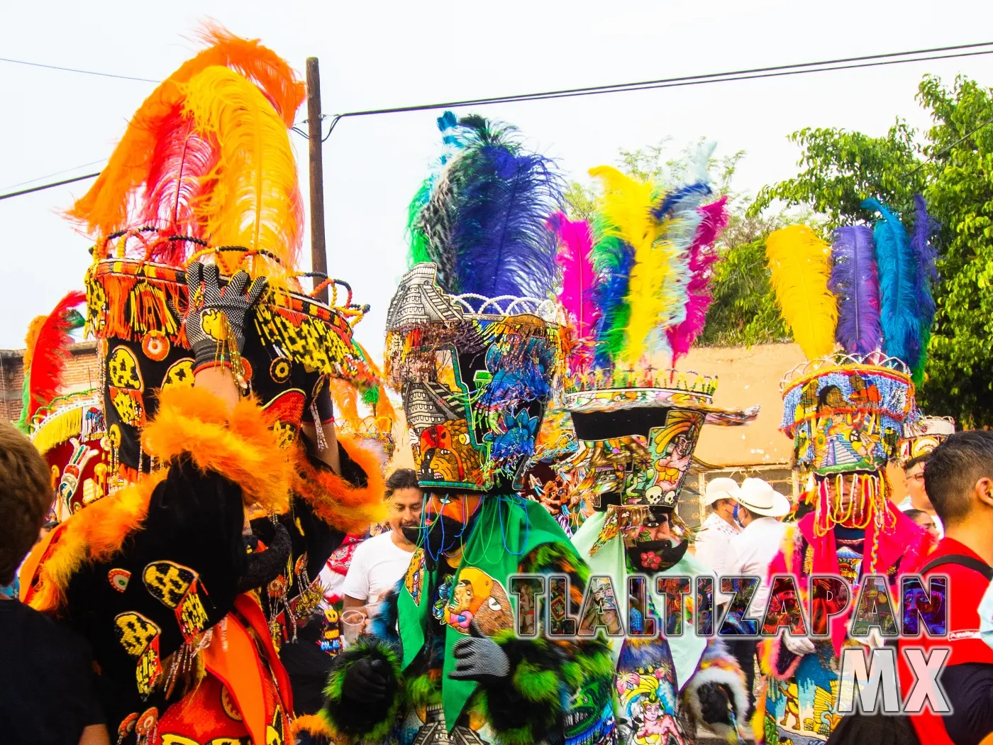 Chinelos brincando al Son de la banda.