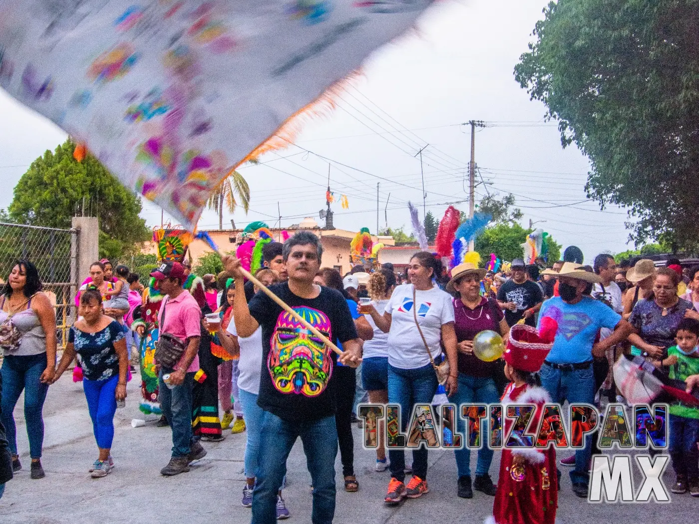 Ondeando la bandera, la comparsa avanzando.