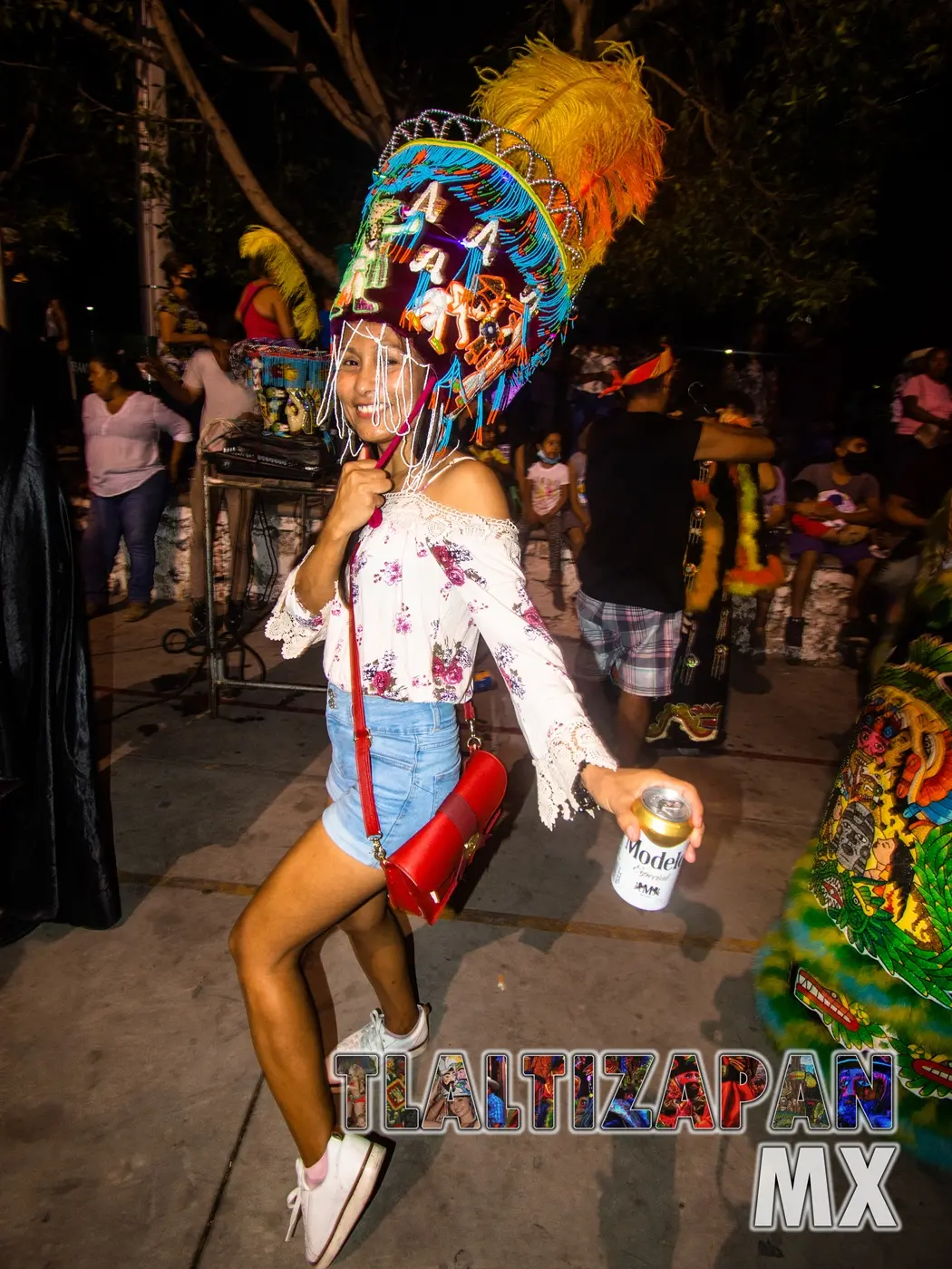 Amiga posando para la foto del recuerdo , luciendo un bonito sombrero de chínelo