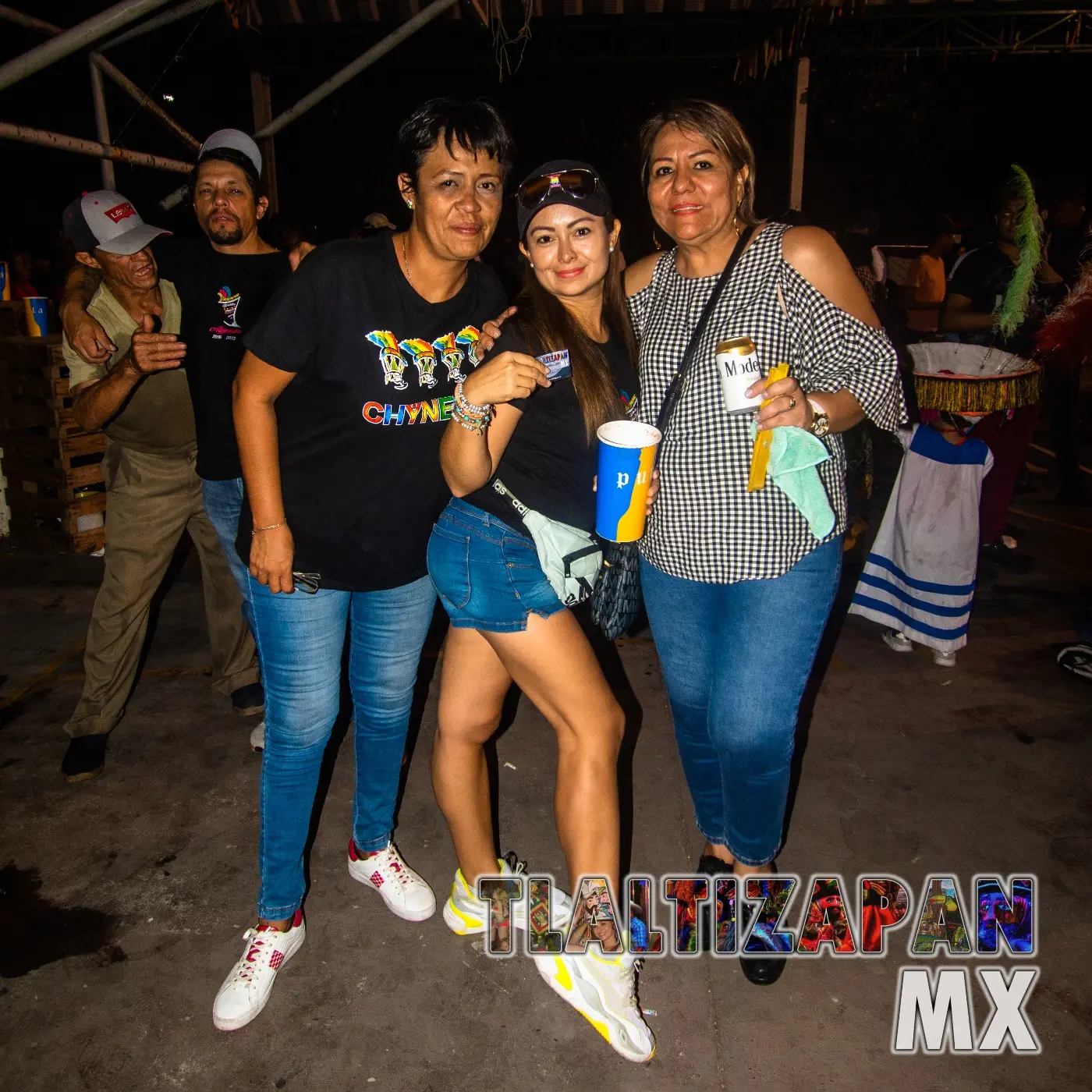 Posando para la Camara en el Carnaval de Alejandra 2022