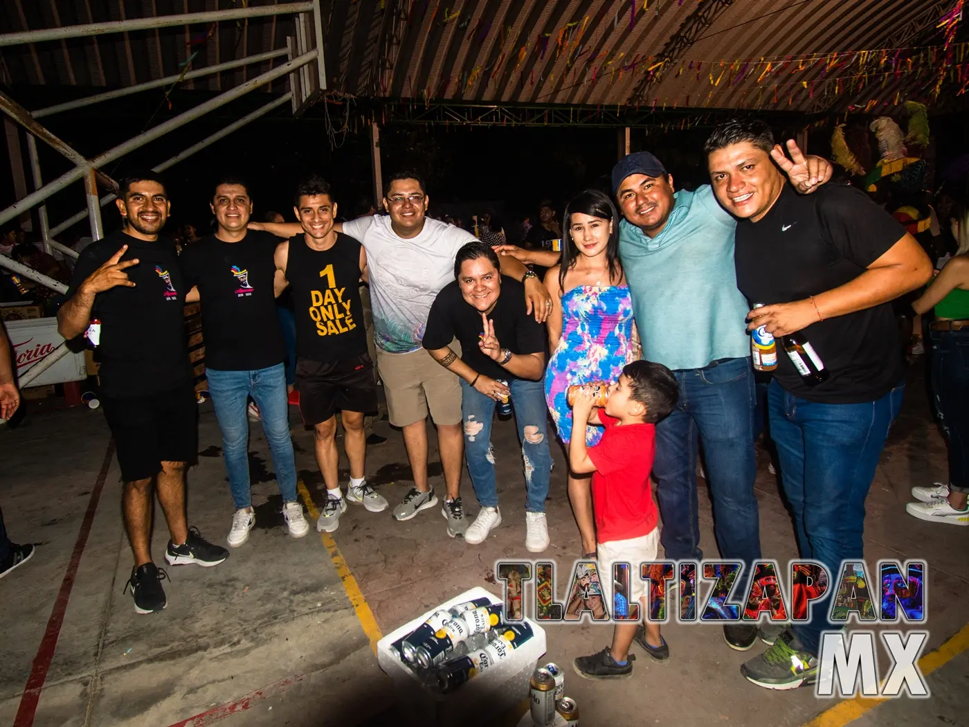 Amigos posando para nuestra cámara en el carnaval de la col. Alejandra . Ya casi al final de la noche