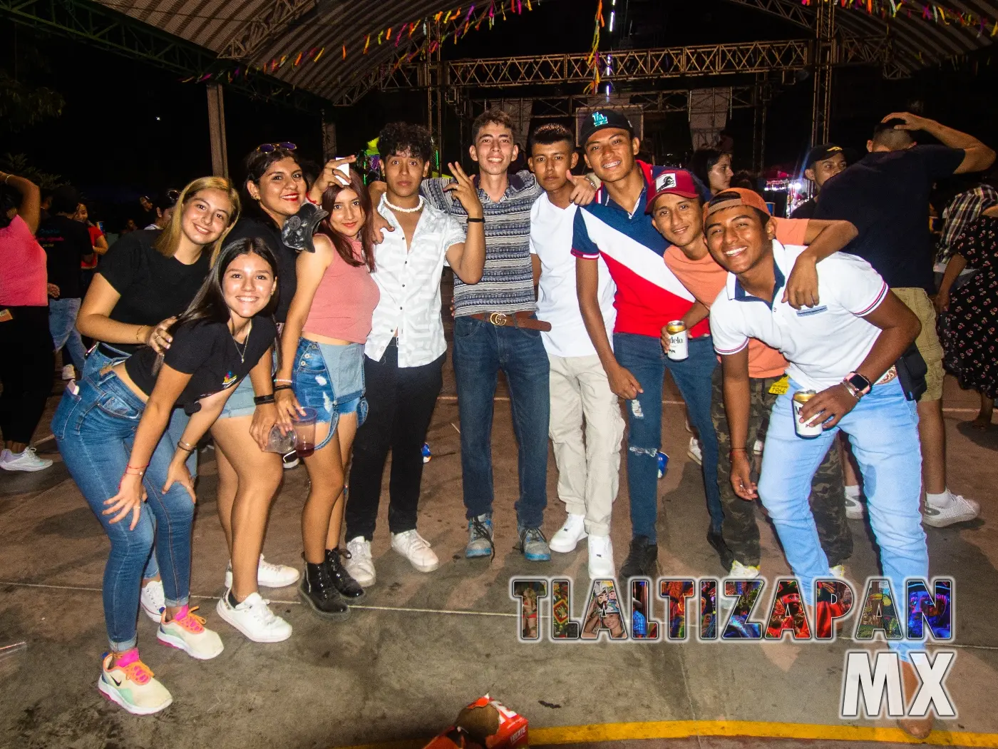 Grupo de amigos disfrutando de un buen carnaval ya casi al terminar la noche sigues  pasándola muy bien