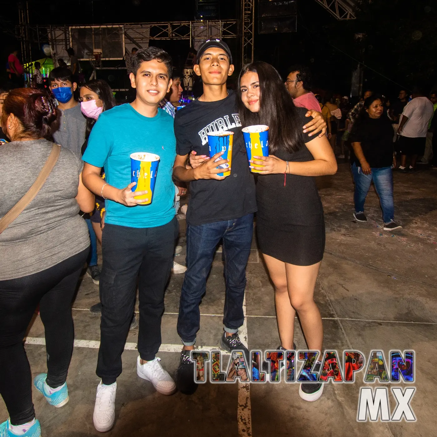 Los amigos en pose para la foto del recuerdo , esperando participar el próximo carnaval de la col. Alejandra