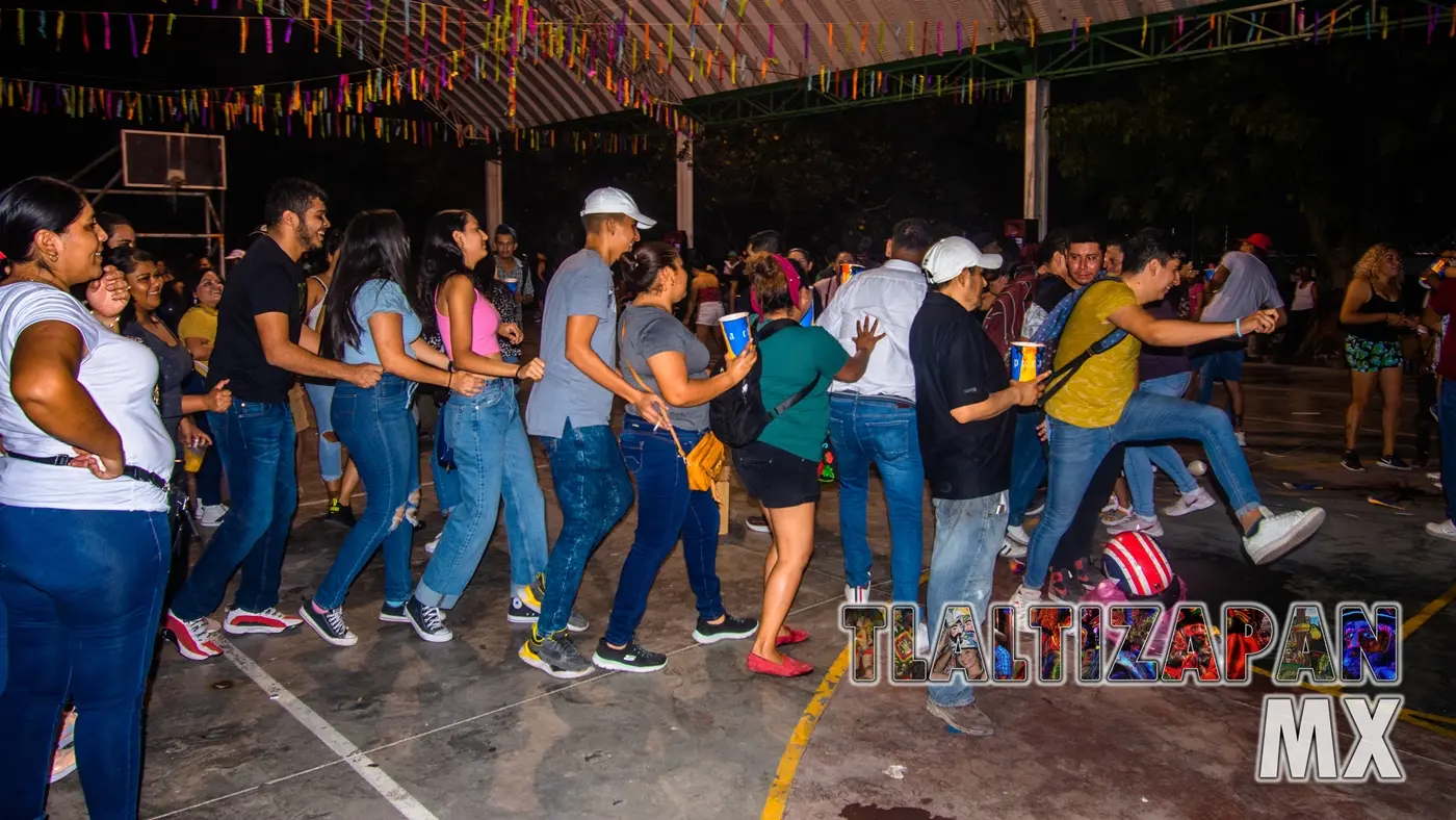 Bailando la vibora , éstos amigos están disfrutando del ambiente que se vive en la noche de carnaval