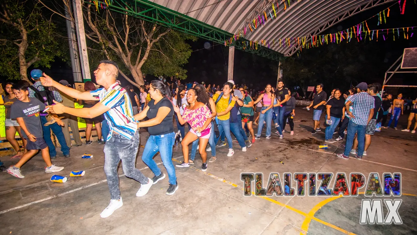 Bailando la canción de "Soy una serptiente" en el Carnaval de Alejandra 2022