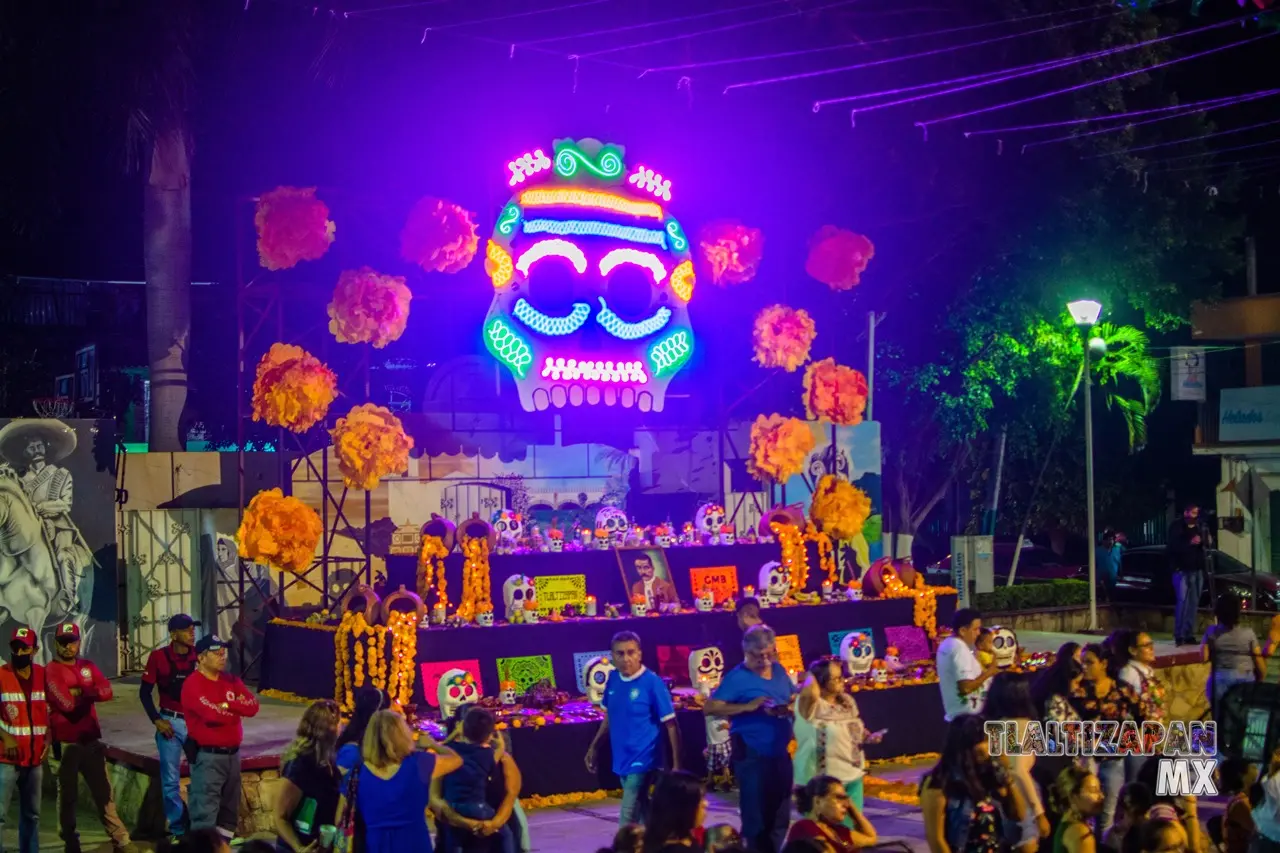 Ofrenda en el teatro del pueblo.