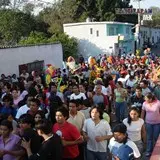 Calle llena de personas que les gusta el carnaval