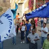 Las banderas son un símbolo de identidad en carnaval