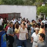 Ya reunida la gente en las calles , disfrutan de la danza del chinelo