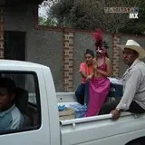 Linda chica acompañada por su familia en carnaval