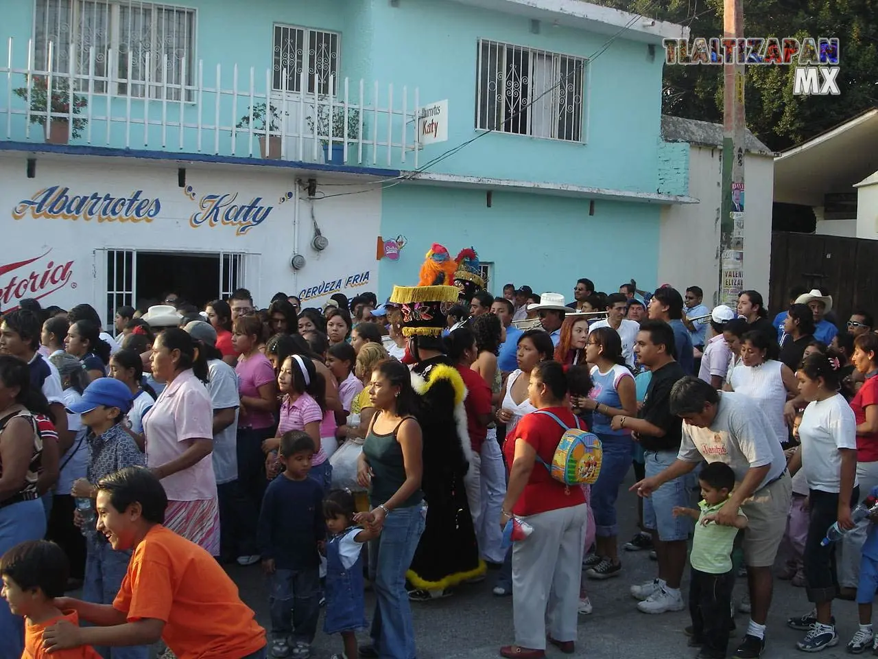 La gente se empieza a reunir en las calles para brincar la danza el chinelo