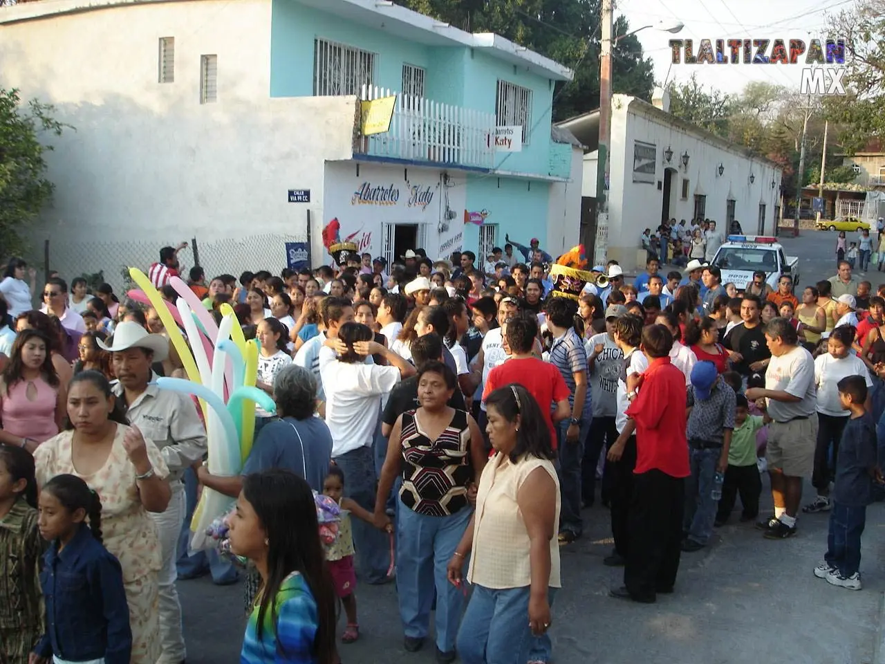 Las calles llenas de gente lista para brincar chinelos