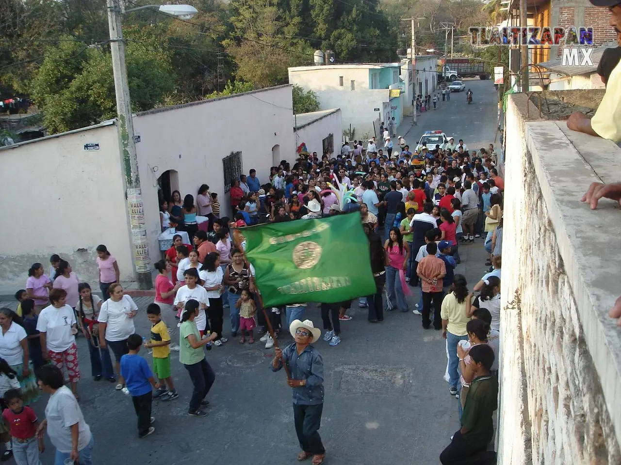 Una de las calles principales de Tlaltzapán se empeza llenar con gente alegre