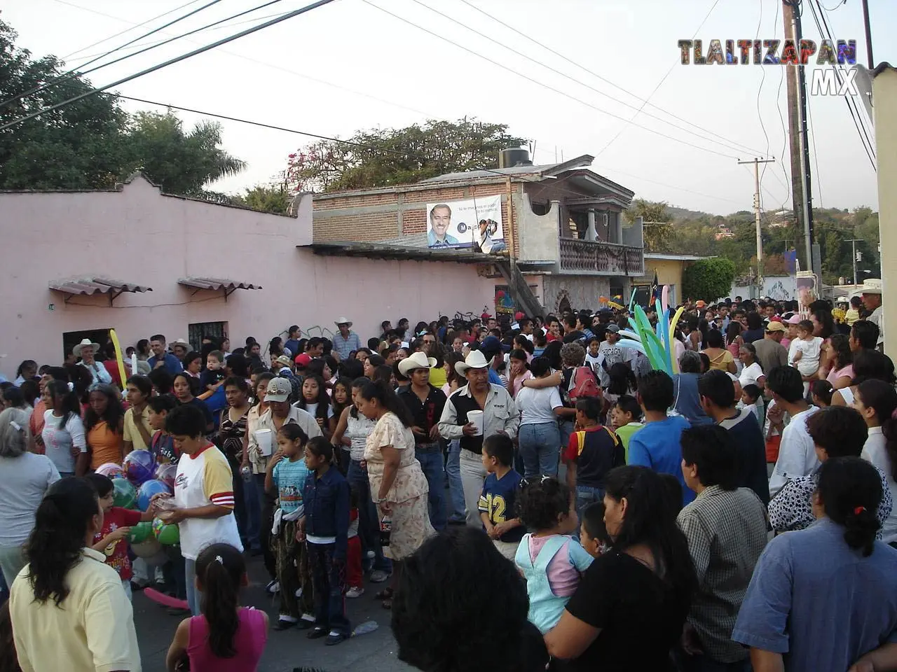 Cada vez más gente llena las calles de Tlaltizapán en el carnaval 2006