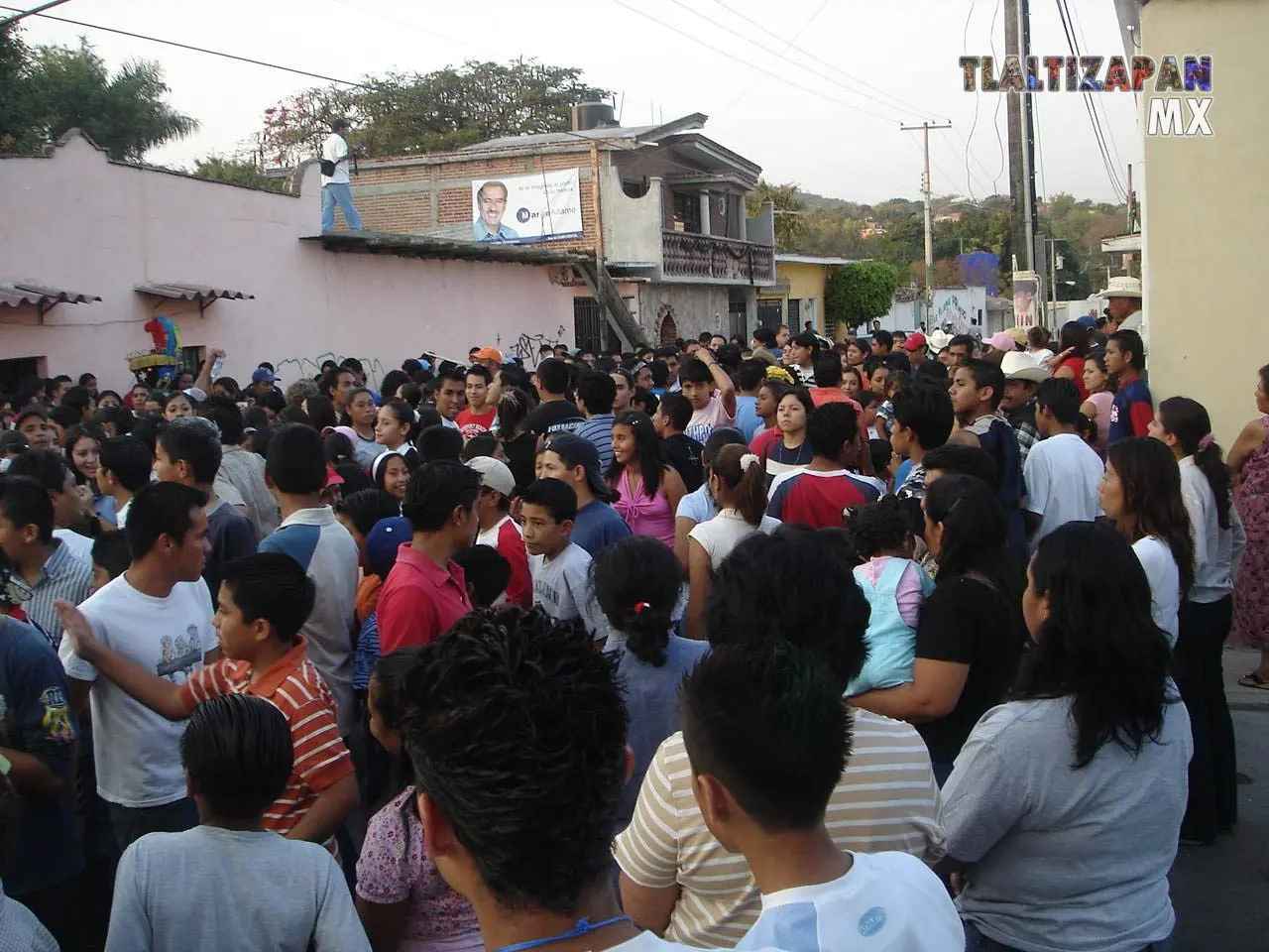 Cada vez más gente llena las calles de Tlaltizapán en el carnaval 2006