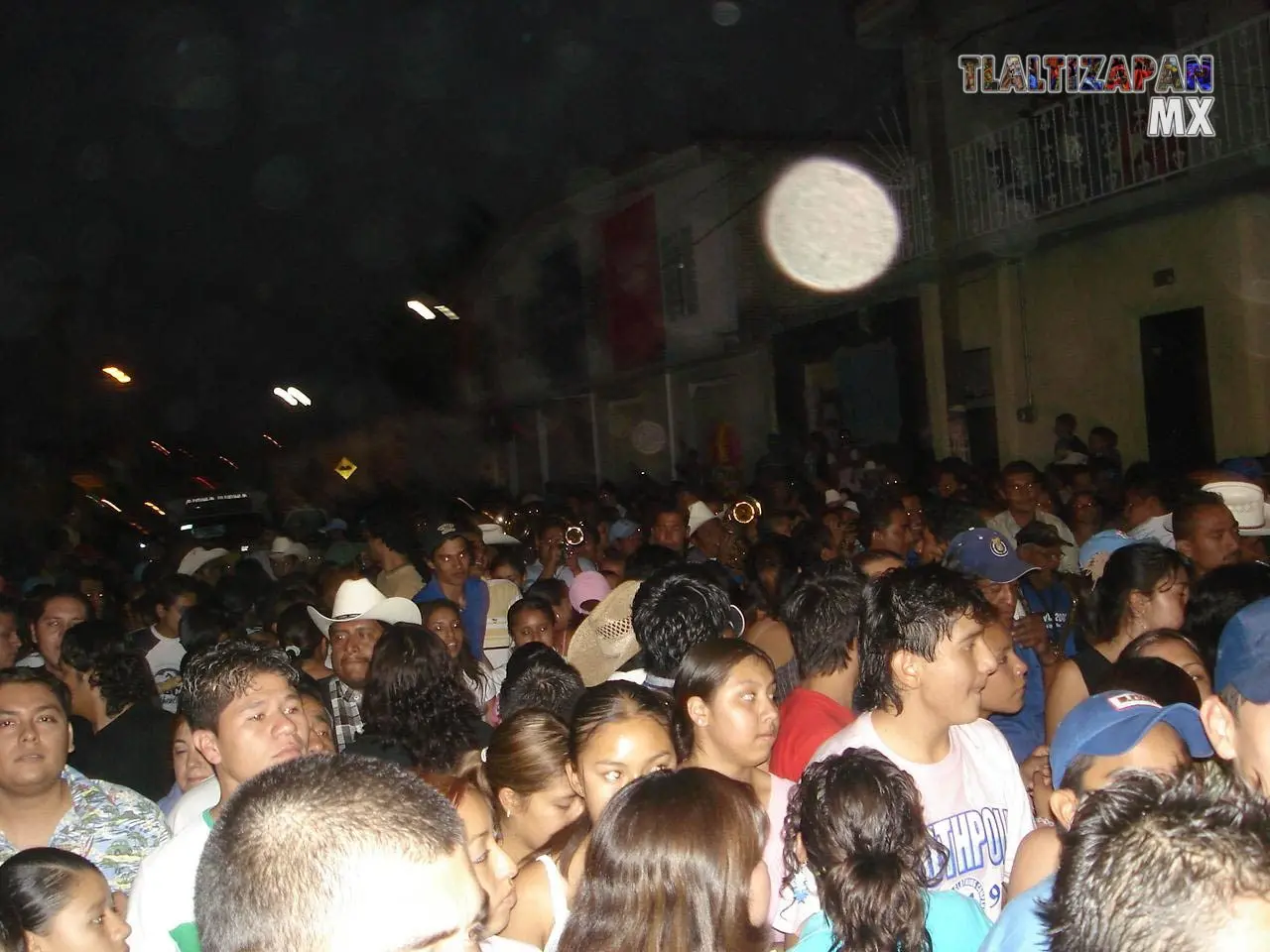 Cae la noche y la gente sigue con toda la actitud carnavalera