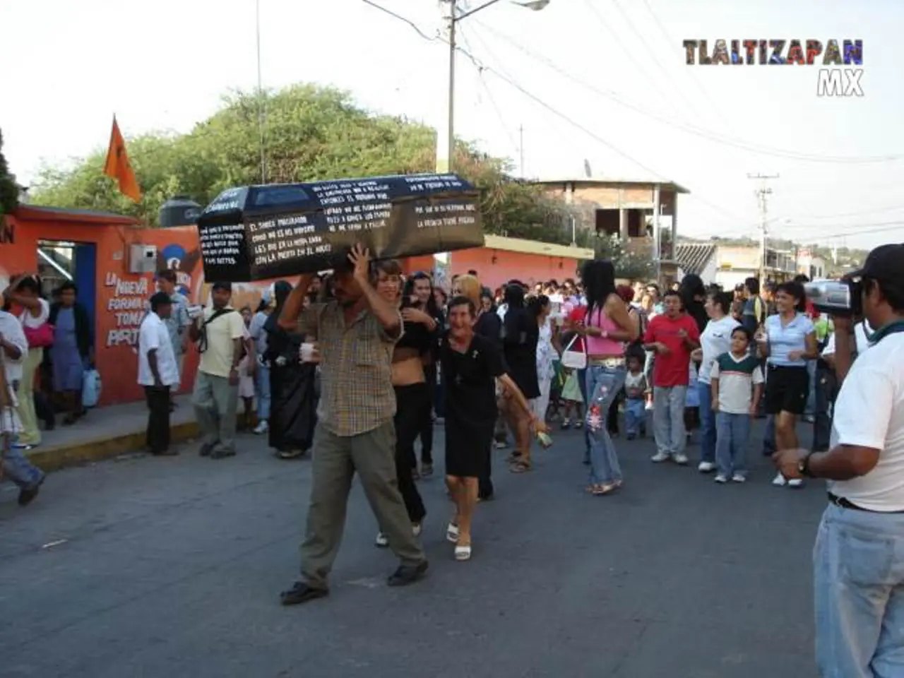 Llevan cargando la caja donde va el mal humor Juan carnaval 2006