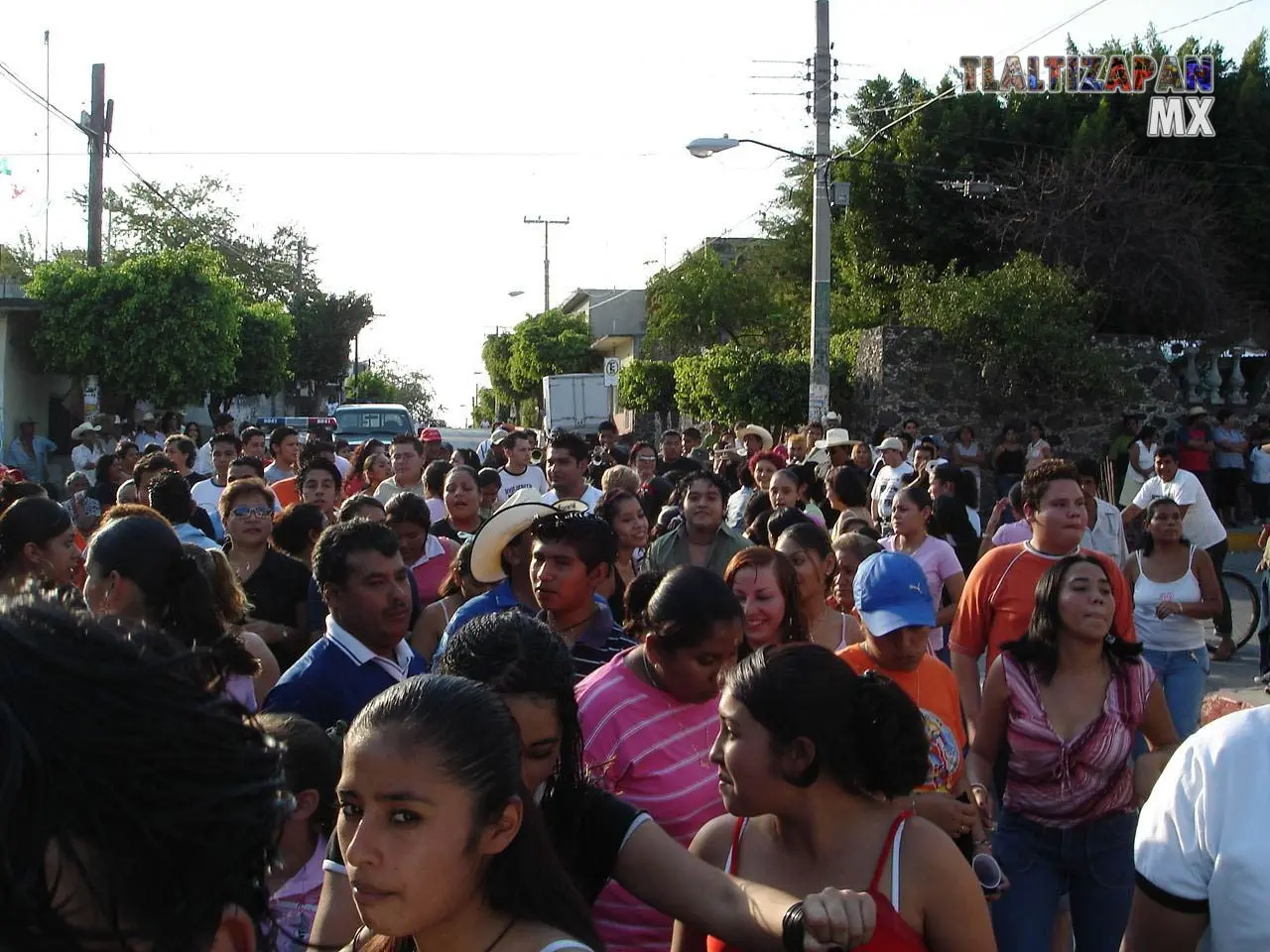 La gente se empieza a reunir en las calles para quemar el mal humor