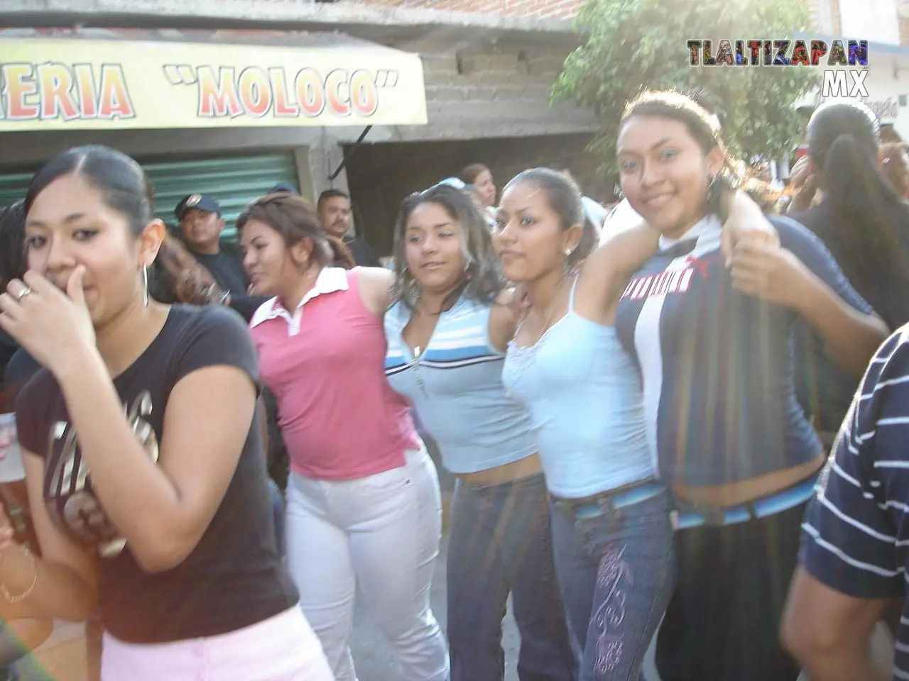 Las personas disfrutando del comienzo de carnaval 2006