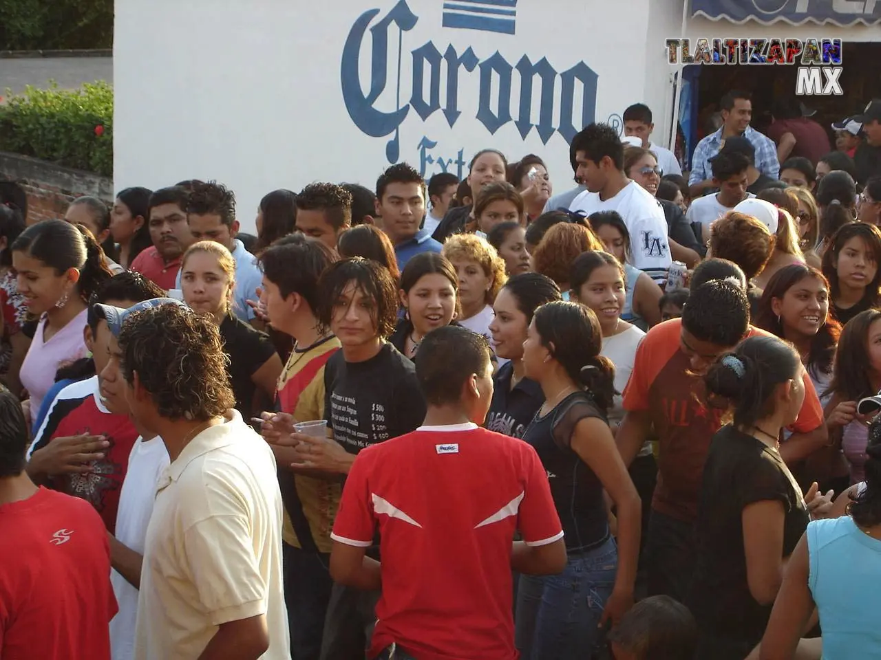 Gente alegre disfrutando carnaval