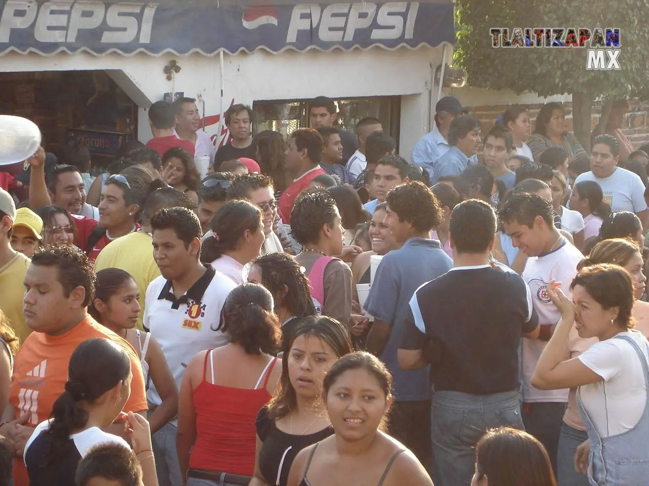 Gente alegre disfrutando carnaval