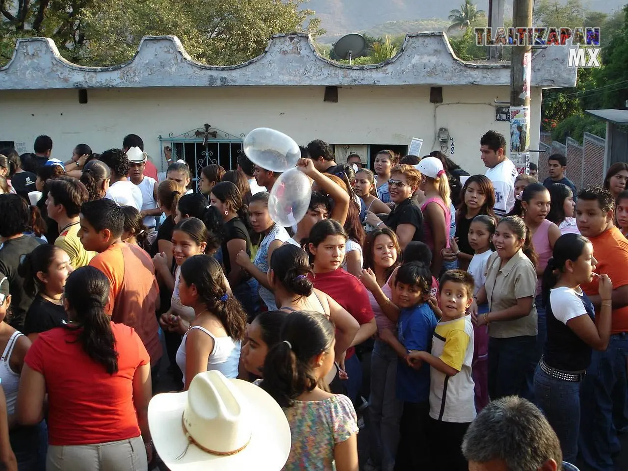 La gente ya reunida en la calle disfrutando de la danza del chinelo