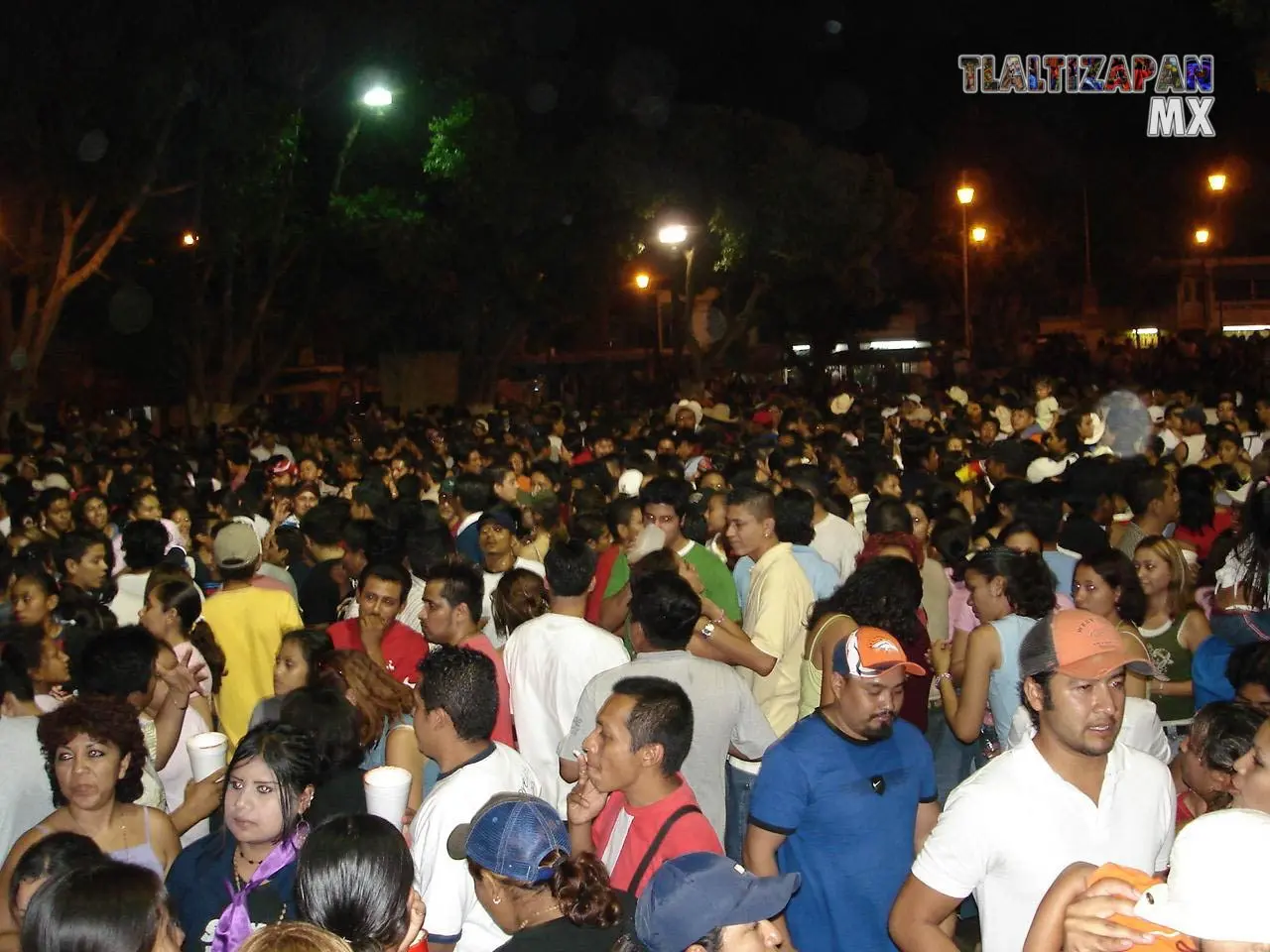 Zócalo lleno de personas que disfrutan del carnaval 2006