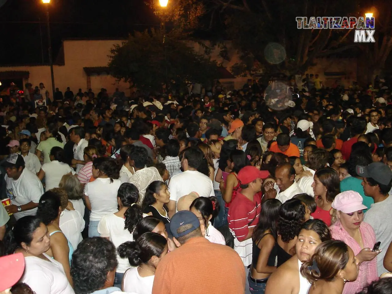 Zócalo lleno de personas que disfrutan del carnaval 2006