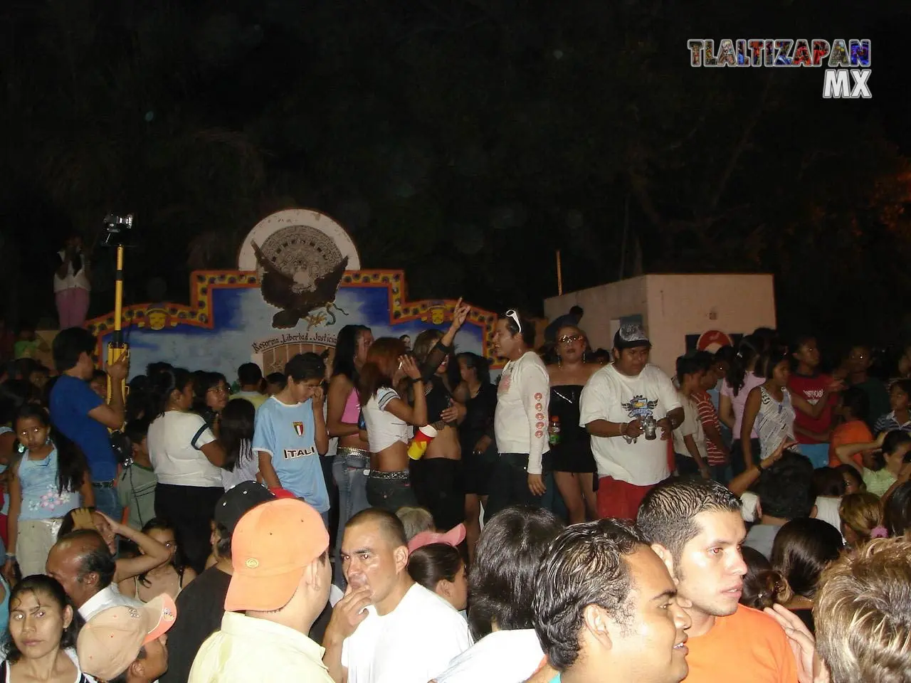 Zócalo lleno de personas que disfrutan del carnaval 2006