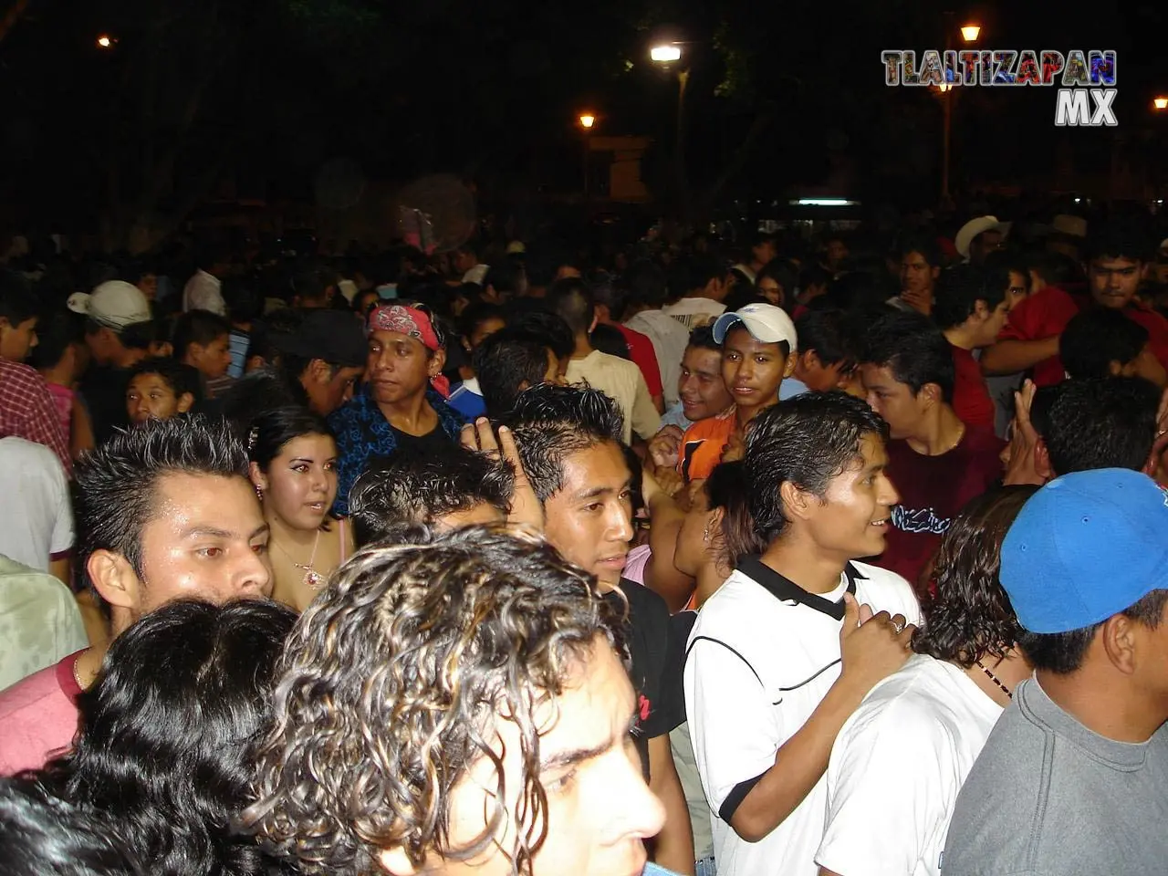 Zócalo lleno de personas que disfrutan del carnaval 2006