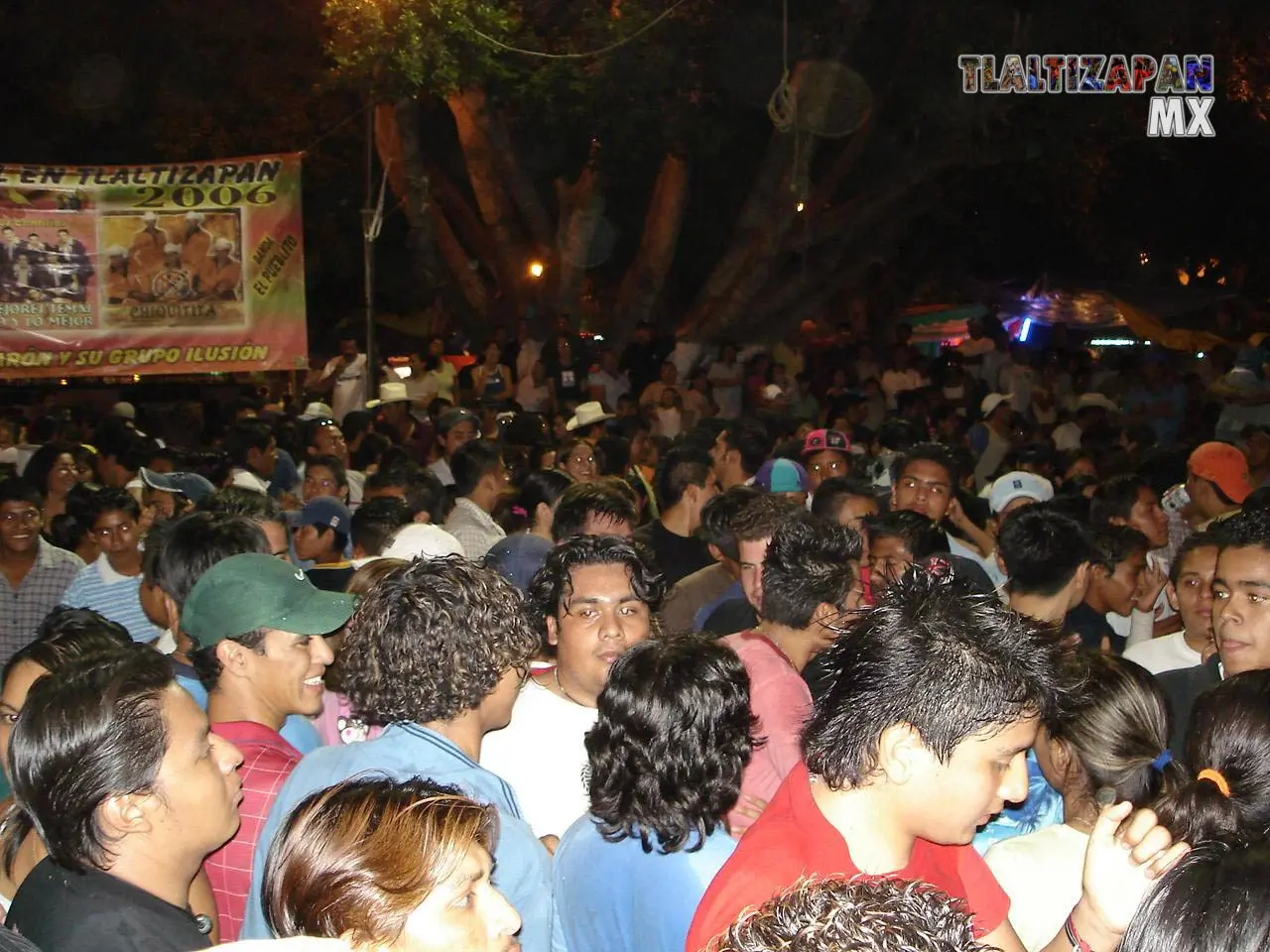 Zócalo lleno de personas que disfrutan del carnaval 2006