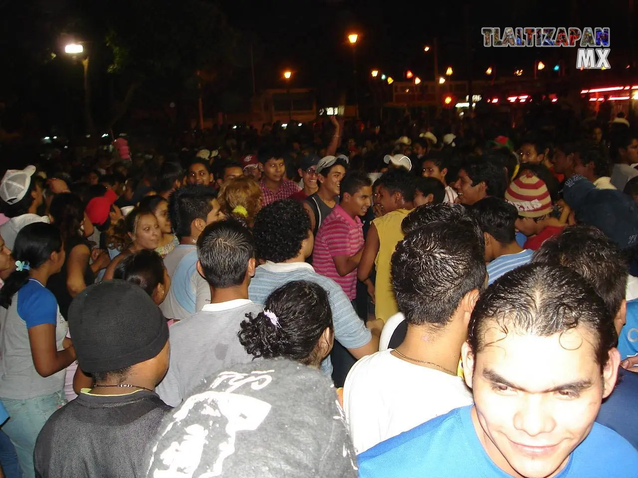 Zócalo lleno de personas que disfrutan del carnaval 2006