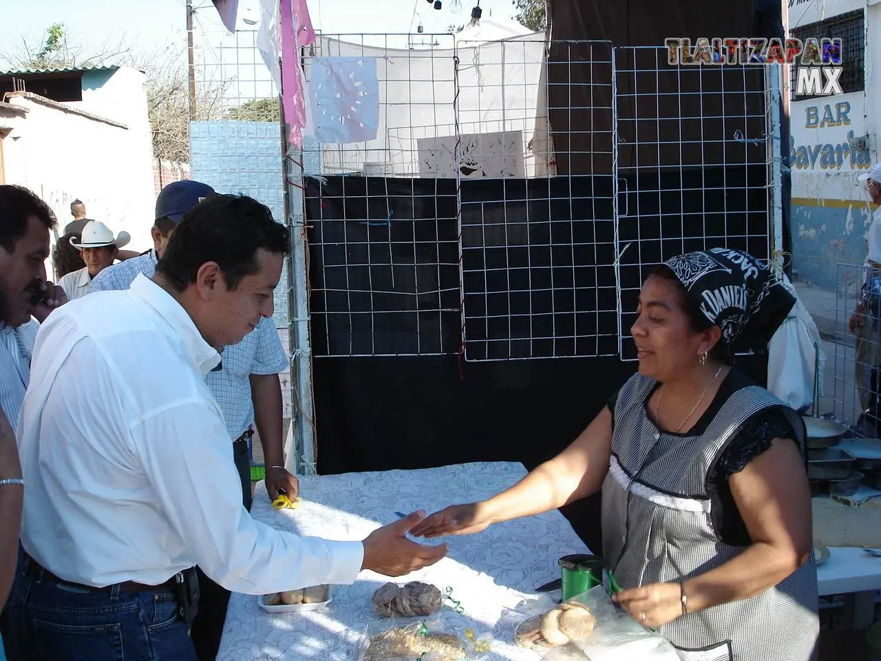 El presidente en turno dando la bienvenida a los artesanos en la feria