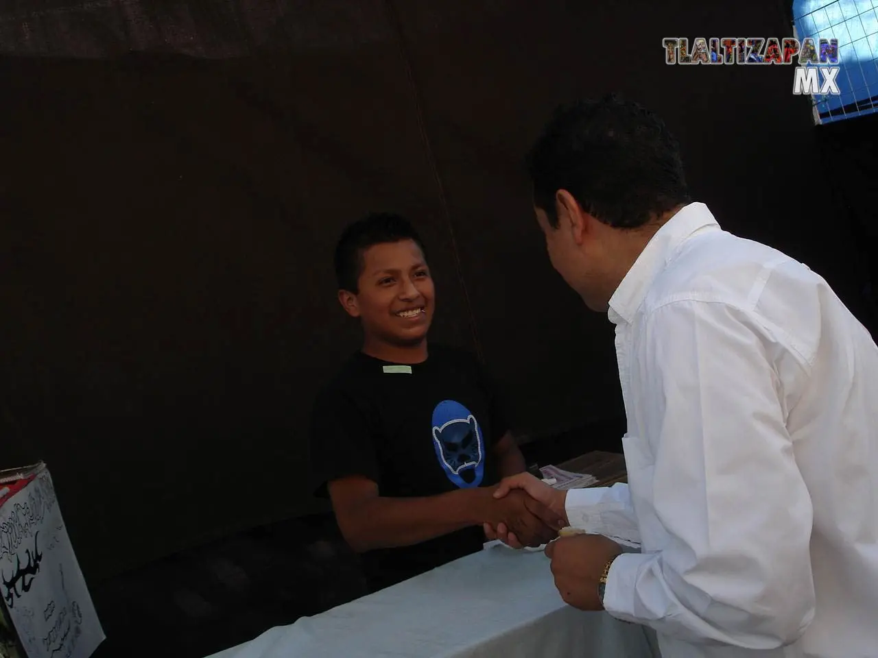 El presidente en turno dando la bienvenida a los artesanos en la feria