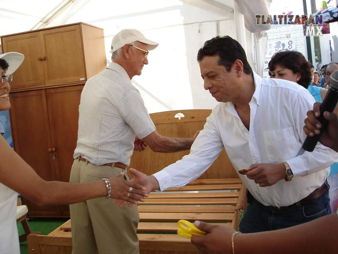 El presidente en turno dando la bienvenida a los artesanos en la feria