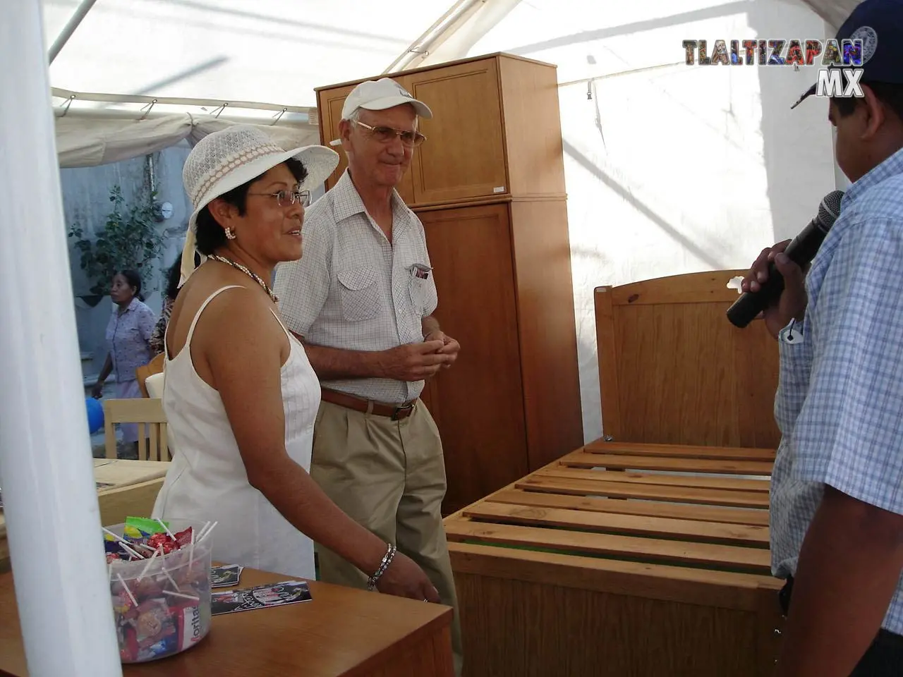 El presidente en turno dando la bienvenida a los artesanos en la feria