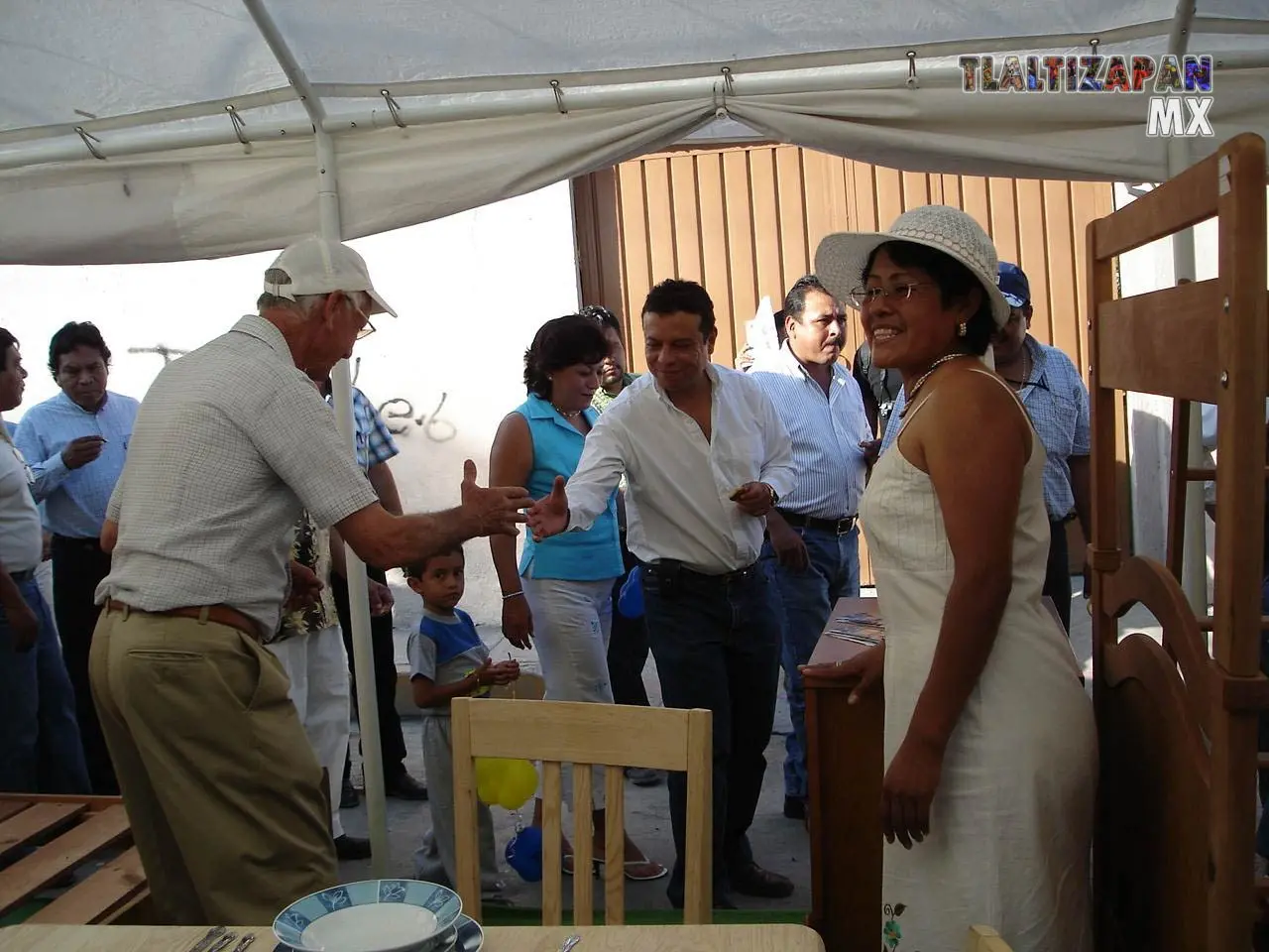 El presidente en turno dando la bienvenida a los artesanos en la feria