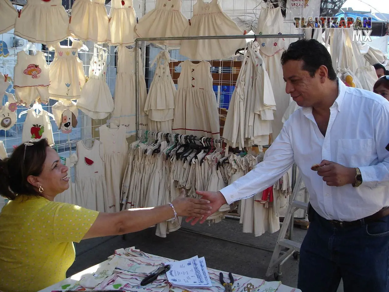 El presidente en turno dando la bienvenida a los artesanos en la feria