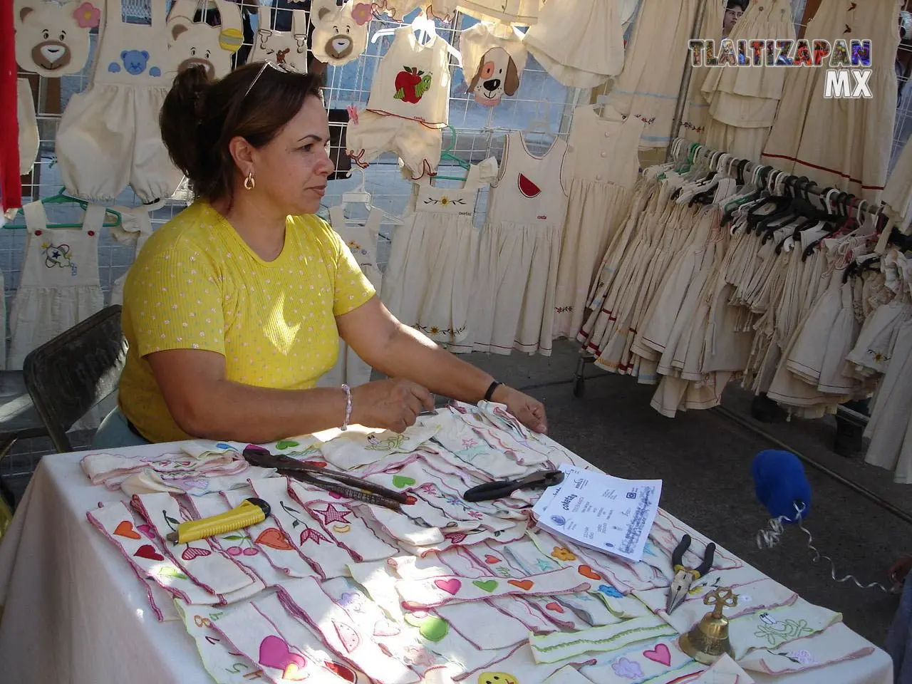 Personas vendiendo sus artesanías