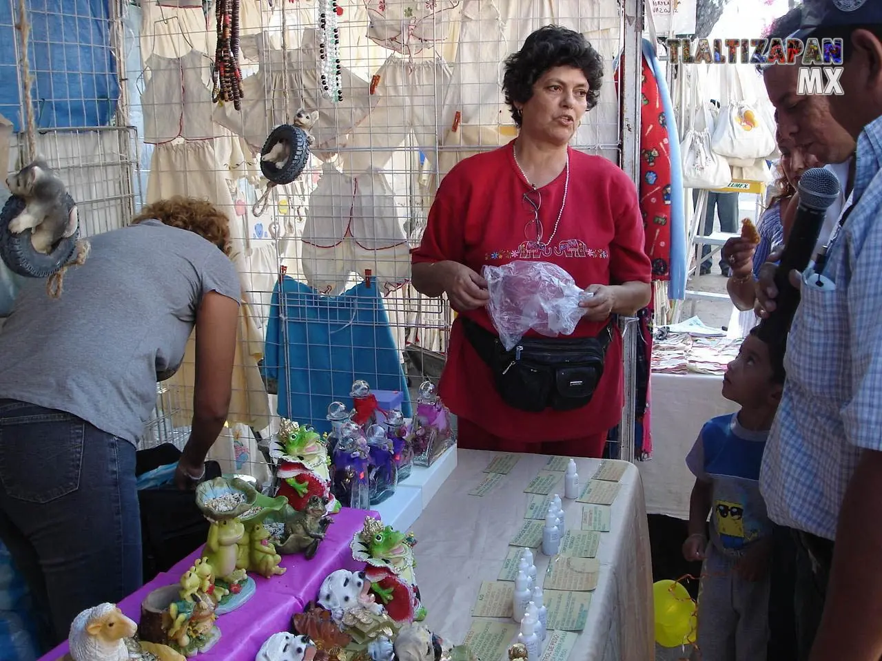 Personas vendiendo sus artesanías en la feria