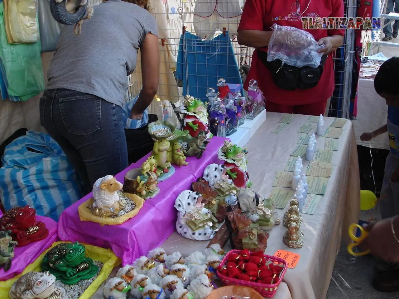 Personas vendiendo sus artesanías en la feria