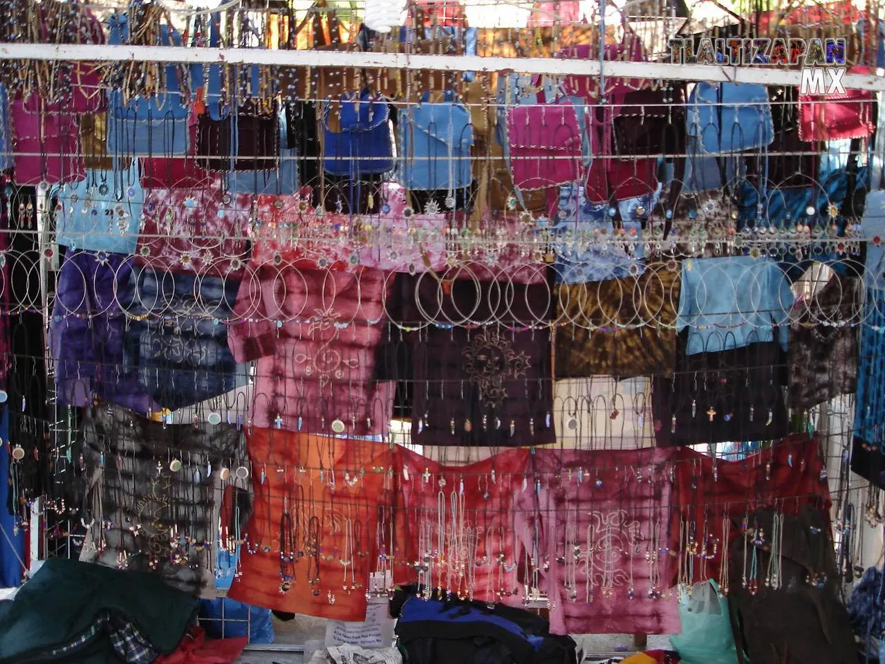 Venta de playeras , feria del carnaval de Tlaltizapán 2006