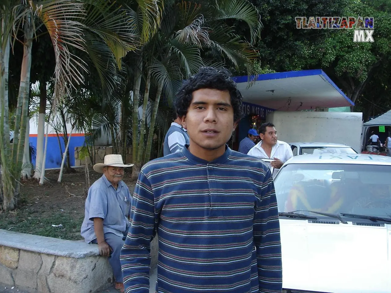 Un amigo esperando que llegue la banda de viento en el centro, carnaval 2006