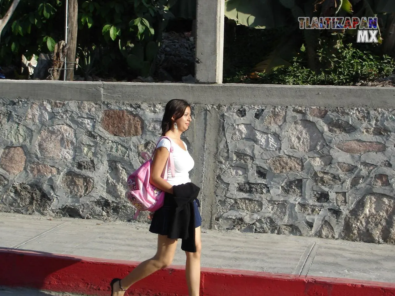 Una linda chica caminando para encontrarse con los chinelos